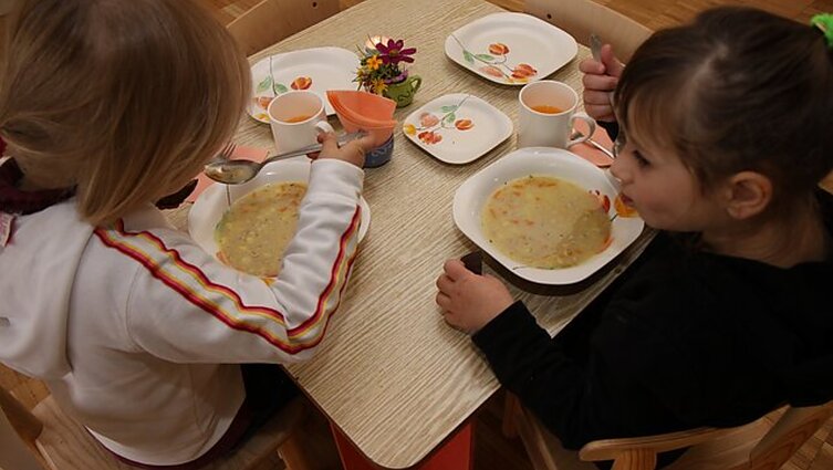 Vaikų pietums gali tekti išleisti dar daugiau: nuo Naujųjų gali brangti maitinimas švietimo įstaigose
