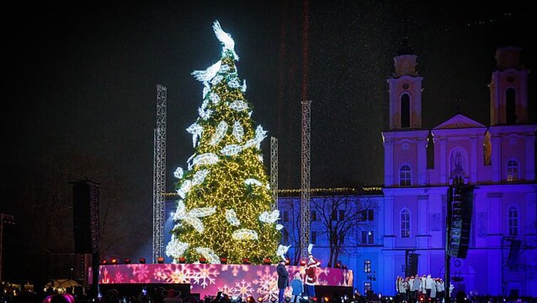 Kaunas jau gyvena švenčių laukimu – įžiebta pagrindinė miesto eglė