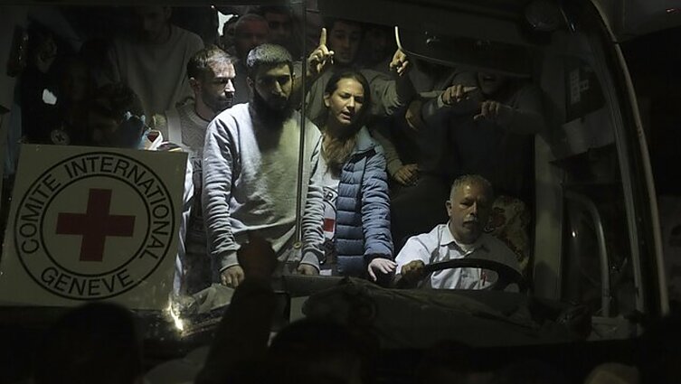 „Hamas“ paleido 17 įkaitų: ligoninėje jų laukia artimieji ir išsami medikų apžiūra