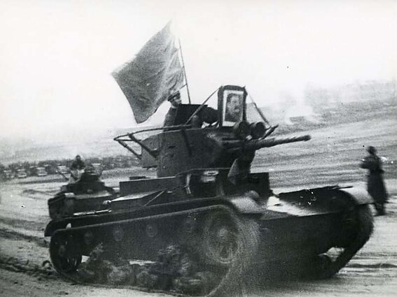 Радянський танк з портретом Сталіна