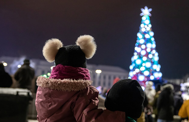 Į Šiaulių centrinę aikštę atgabenta pagrindinė Kalėdų puošmena: 13 metrų eglė bus įžiebta savaitgalį
