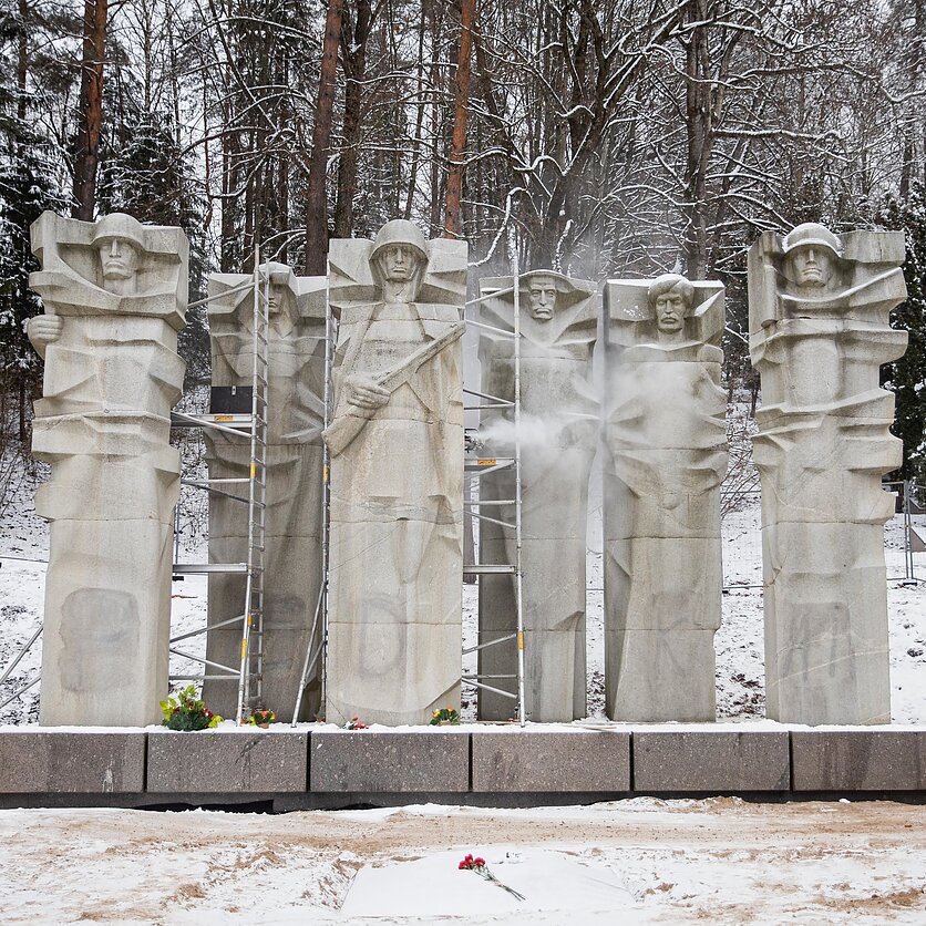 J. Stacevičiaus / LRT nuotr., Antakalnio kapinėse pradedamos ardyti paminklas sovietų kariams