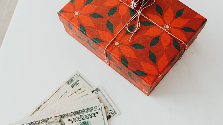 Ekspertė apie išlaidavimą Kalėdų laikotarpiu: svarbu neviršyti savo realių finansinių galimybių