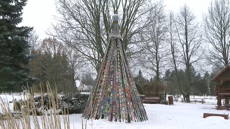 Bajorų kaime vietinės moterys Kalėdų eglutę sukūrė vąšeliais ir virbalais: tai bendrystės ir džiaugsmo eglutė