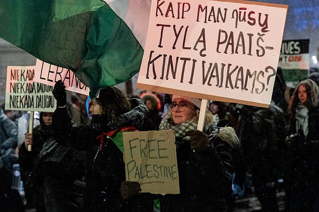 Palaikydami palestiniečius Vilniuje prieš Izraelio veiksmus protestuoja apie šimtas žmonių