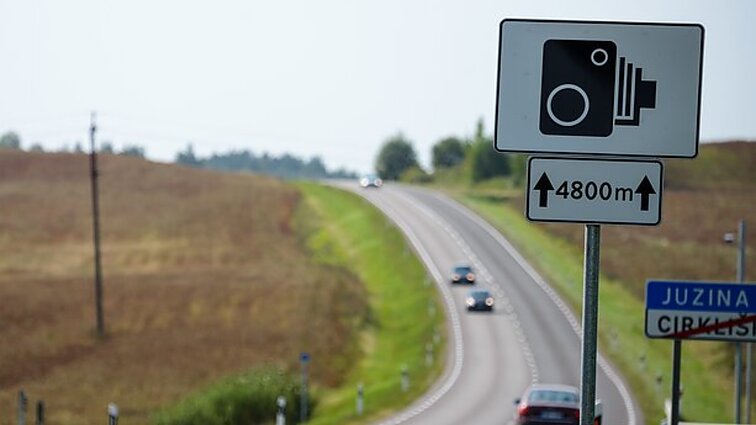 Lietuva kalba. Žurnalistas Valiukevičius: greičio matuoklius reikia įrengti avaringiausiose vietose, ne kaip inkilus kabinti ant medžių