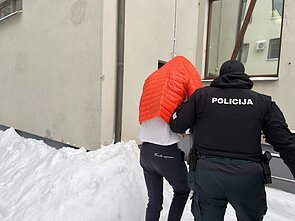 Į teismą atvestas 5 mėnesių kūdikio nužudymu įtariamas tėvas