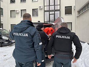 Į teismą atvestas 5 mėnesių kūdikio nužudymu įtariamas tėvas