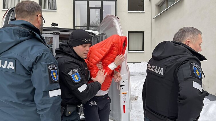 Žinios. Kūdikį pro langą išmetęs tėvas suimtas trims mėnesiams, pats pripažino prieš tai jį trenkęs ir į grindis