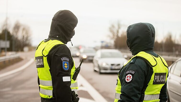 Už chuliganišką vairavimą pažeidėjams siūlo apriboti paslaugas: svarsto neišduoti net pasų