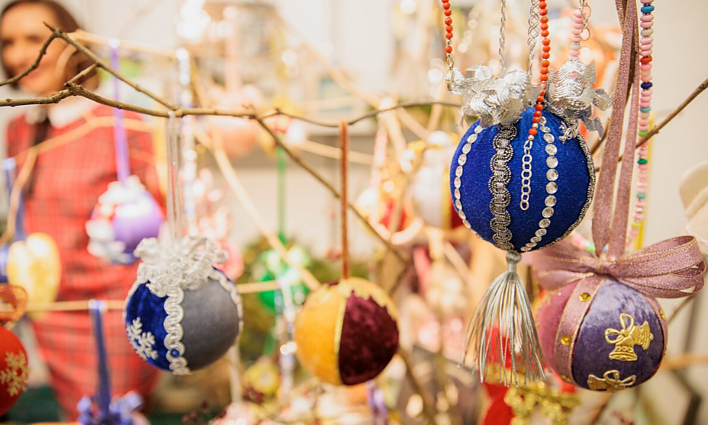 Vilniaus Rotušėje veikia tarptautinė labdaros Kalėdų mugė: ką joje galima išvysti?