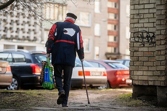 Vienišumas senatvėje: kaip senjorų atskirtis veikia Lietuvos visuomenę ir kaip problemą bandoma spręsti?