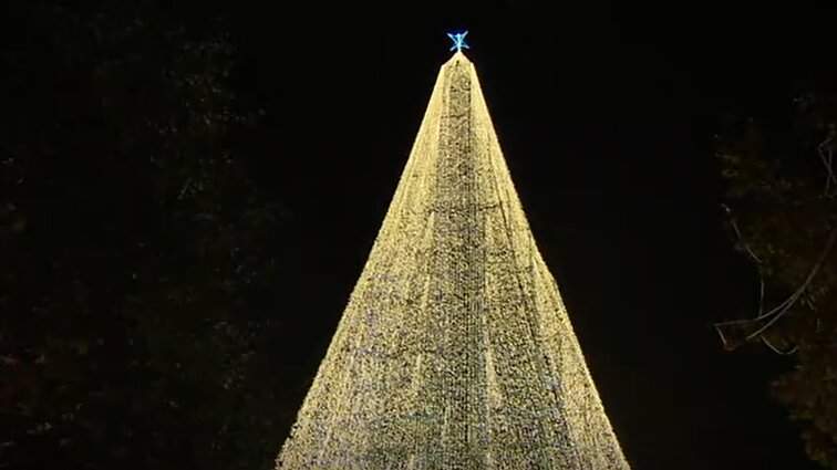 Karteso miestelyje Kantabrijoje įžiebta viena aukščiausių Kalėdų eglučių Europoje