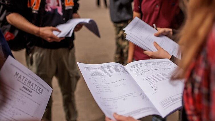 Surikiavo mokyklas: kur abiturientai geriausiai išlaiko konkrečius valstybinius brandos egzaminus?