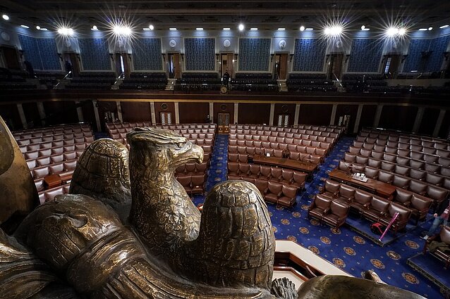 Užstrigusią JAV paramą Ukrainai iš mirties taško vis dar tikisi išjudinti Senato demokratai: vilčių sutarti – nedaug