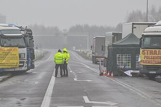 Lenkijos vežėjai blokuoja Ukrainos vilkikų judėjimą pasienyje