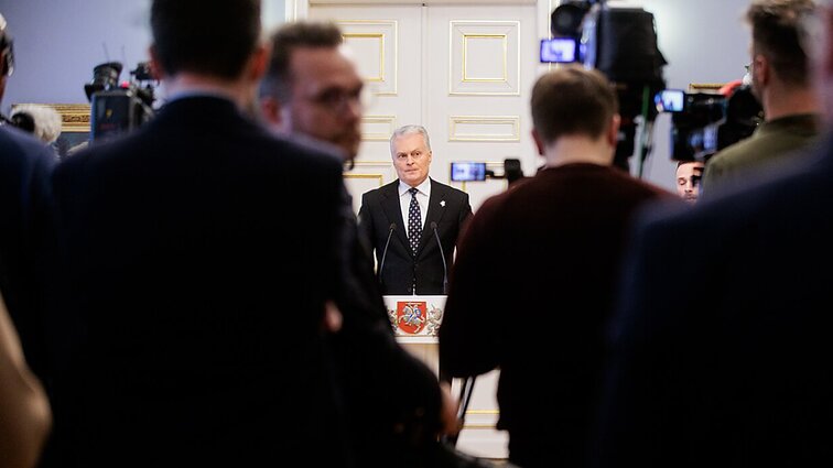 Nepasiruošimas, prisiimti svetimi nuopelnai ir įžūlus melas: ekspertai įvertino Nausėdos kandidatavimo rinkimuose pranešimą