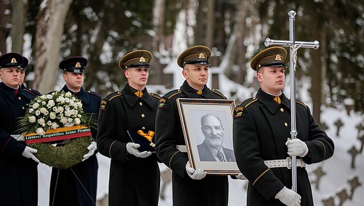 Bičiuliai, bendražygiai ir artimieji į paskutinę kelionę išlydėjo signatarą Saulių Pečeliūną