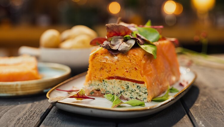 Tamsai už lango praskaidrinti – spalvotas lašišų terinas: su juo puikiai tiks skrebučiai ar salotos