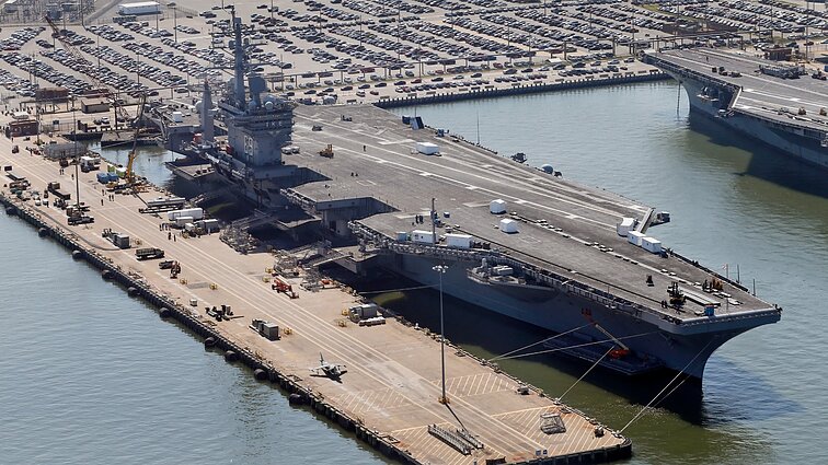 Didžiausia karo laivyno bazė iš arti: įspūdingi lėktuvnešiai, strateginis iššūkis ir konkurencija su Kinija