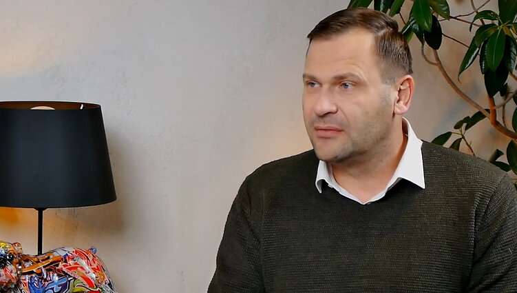 Lipt stogais su Jurga. 10 metų JAV gyvenęs Mindaugas Bilius: grįžau su 700 dolerių kišenėje ir neįgaliojo vežimėlyje