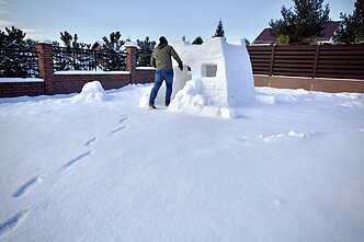 Kalotiškis Igoris savo kieme pastatė sniego namą Kalotiškis Igoris savo kieme pastatė sniego namą