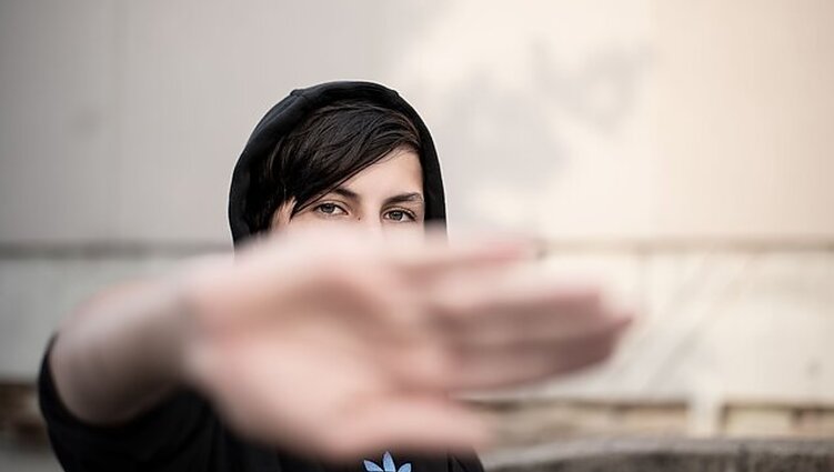 Jei liūdesio apimtas paauglys jums neatsiveria, spausti jo nereikėtų: svarbu ne kamantinėti, bet prakalbinti