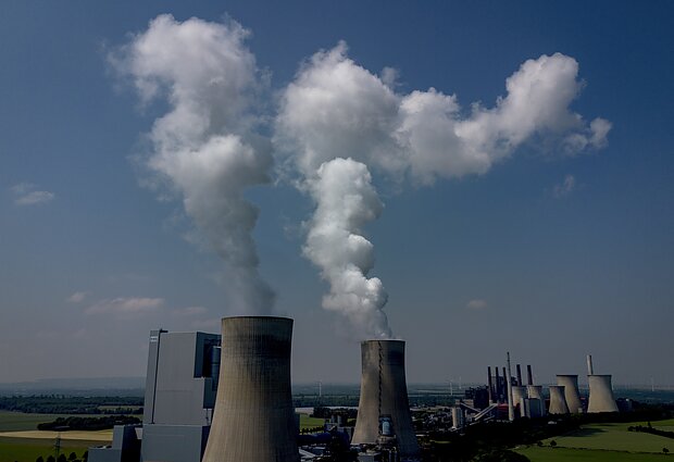Žinios. Klimato kaitos konferencijoje Dubajuje per 100 šalių atmetė susitarimą atsisakyti iškastinio kuro