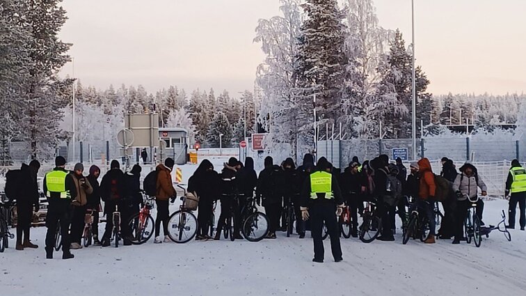 Suomija šiandien vėl atidaro du sienos su Rusija perėjimo punktus, uždarytus praėjusį mėnesį