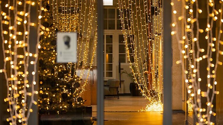 Puošmenos gali tapti nelaimių priežastimi: saugos specialistas paaiškino, į ką atsižvelgti renkantis girliandas ir žvakes