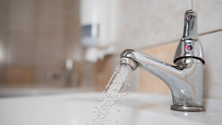 Primena, kaip išvengti legioneliozės židinio: jei buvote išvykę, grįžę 5 min. atsukite karšto vandens čiaupą