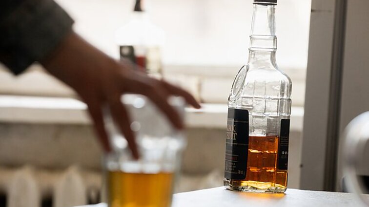 Tyrimai rodo, kad alkoholio Lietuvoje suvartojama mažiau: ekspertai sako, kad rezultatai gerėja dėl alkoholio kontrolės politikos