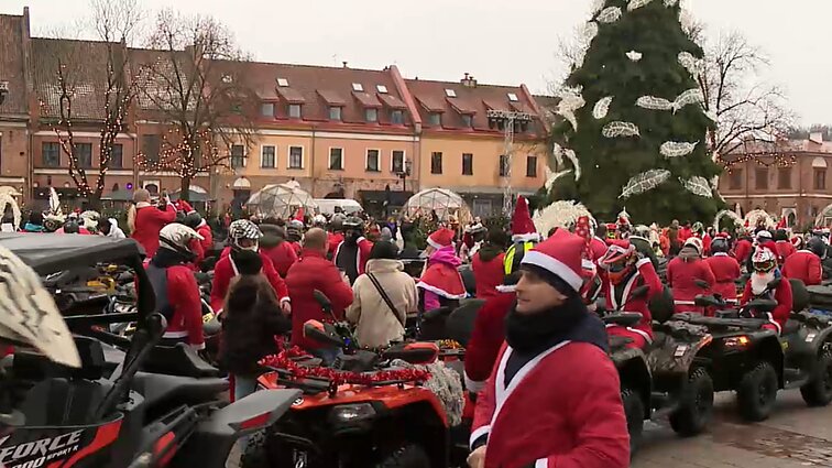Žinios. Kauno gatvėmis ant keturračių ir bagių riedėjo Kalėdų seneliais persirengę vairuotojai
