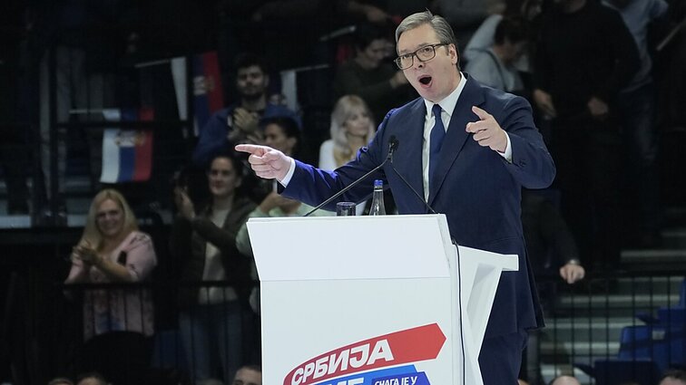 Serbijoje valdantieji prorusiški populistai skelbia pergalę pirmalaikiuose parlamento rinkimuose