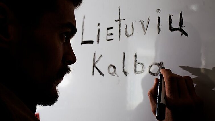 Lietuvių požiūris į migrantus – skirtingas: pozityviausiai vertina žmones, kurie mokosi lietuvių kalbos