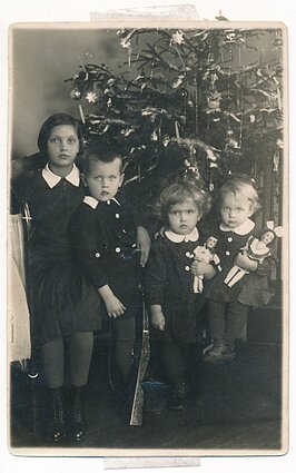 Vaikai prie Kalėdų eglutės (1936 m.)