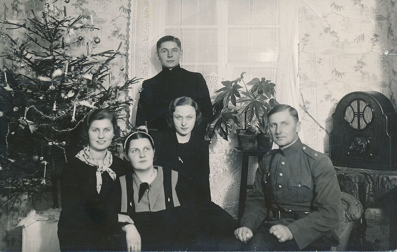 Fotografija. Asmenys prie Philips radijo imtuvo. Tarpukaris (20 a. 4 deš.)
