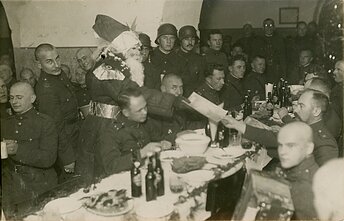  Nuotrauka. Kalėdų senelio pasirodymas prie Lietuvos kariuomenės Ryšių bataliono telegrafų-telefonų kuopos karininkų stalo Kūčių vakarienės metu (1938 m.)