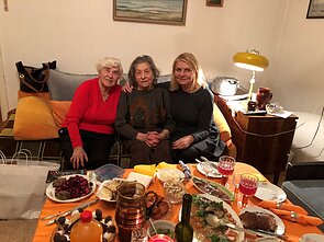 V. Baublienė su mama ir anyta V. Baublienė su mama ir anyta