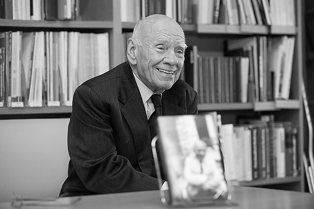 Eidamas 90-uosius mirė signataras, Sąjūdžio iniciatyvinės grupės narys, profesorius Bronislovas Genzelis