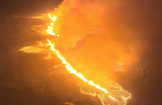 Islandijos pietvakariuose išsiveržė ugnikalnis: lava pamažu juda Grindaviko miesto link