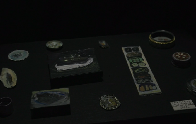 Eksponatai, kurių reikia ieškoti patiems: keliasdešimt menininkų sukūrė mikrotiūrų parodą