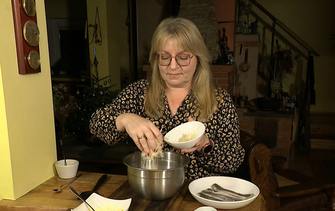 Šventiniam stalui – silkės salotos su neįprastu ingredientu: silkę galima pakeisti ir marinuota skumbre