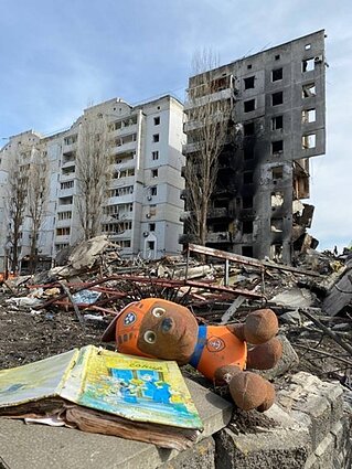 Зруйновані російською окупаційною армією житлові будинки та дитячі іграшки.
