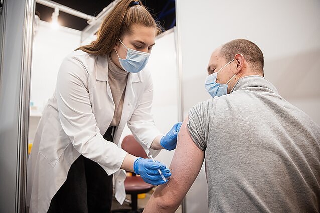 Augant susirgimų COVID-19 skaičiui, specialistė ragina skiepytis: jei turime įrankį, juo reikia naudotis