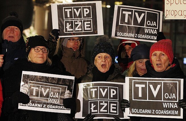 Žinios. Atleisti Lenkijos visuomeninės žiniasklaidos vadovai, išjungtas „TVP Info“ kanalas