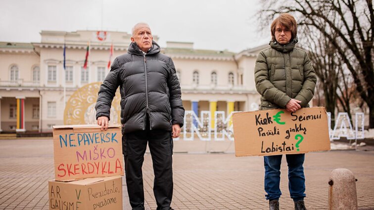 „Seimo grinčai pavogė Kalėdas iš gamtos mylėtojų“: prie prezidentūros – protestas dėl naktinių taikiklių