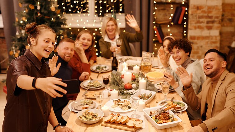 Ne tik kas ant Kalėdų stalo, bet ir kas prie jo: specialistė patarė, kaip per šventes nesusipykti su artimaisiais