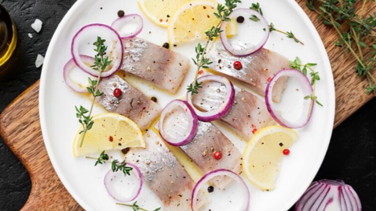 Kūčių stalo karalienė silkė: kaip ją paruošti ir laikyti, kad šventės nesibaigtų apsinuodijimu?