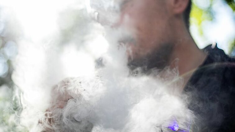 Išaiškino nelegalią prekybą e. cigaretėmis internete: siuntas pristatydavo per paštomatus